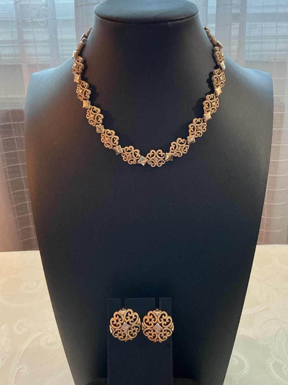 Avon Vintage 1971 “Precious Pretenders” Filigree Gold Tone Necklace and Earrings - Picture 1 of 7